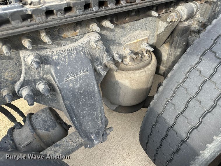 image for item JD9738 2016 Freightliner Cascadia  semi truck