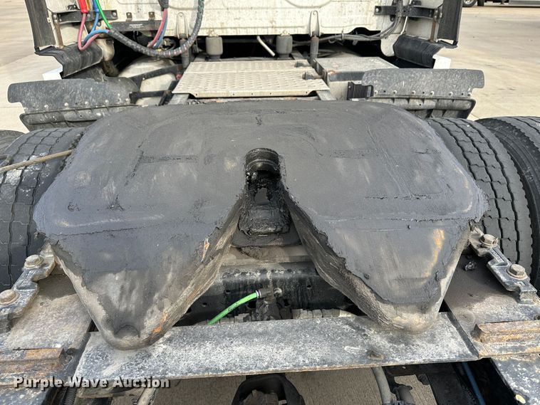 image for item JD9738 2016 Freightliner Cascadia  semi truck