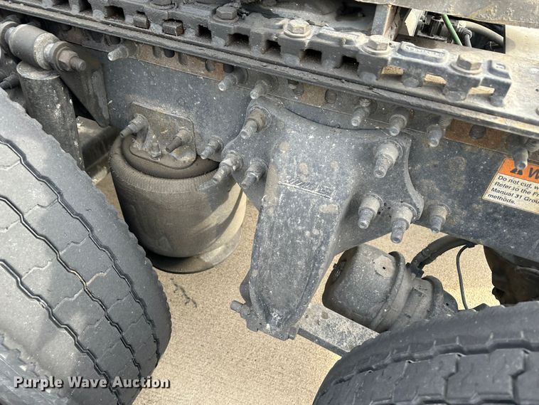 image for item JD9738 2016 Freightliner Cascadia  semi truck