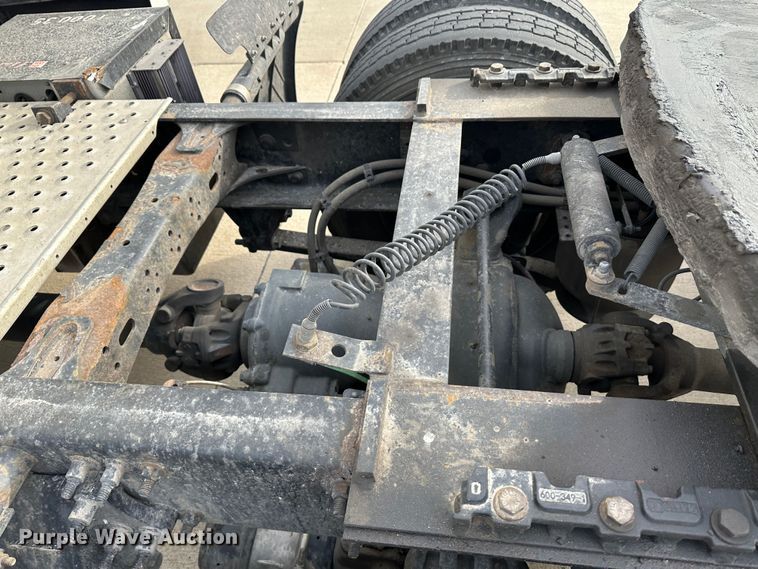 image for item JD9738 2016 Freightliner Cascadia  semi truck