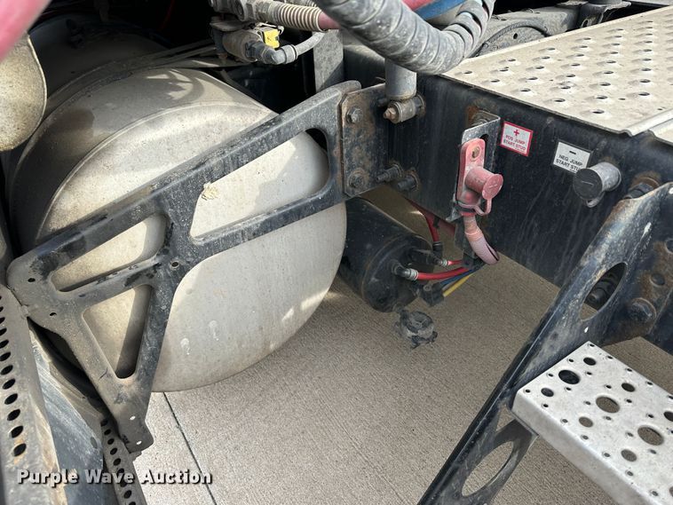 image for item JD9738 2016 Freightliner Cascadia  semi truck