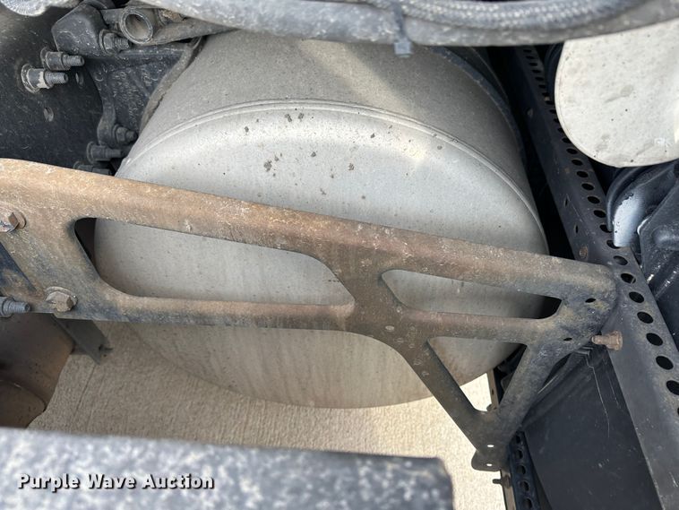 image for item JD9738 2016 Freightliner Cascadia  semi truck