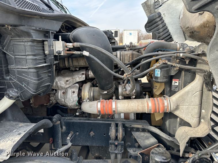 image for item JD9738 2016 Freightliner Cascadia  semi truck