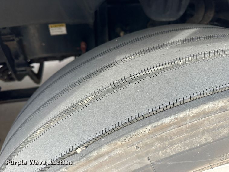 image for item JD9738 2016 Freightliner Cascadia  semi truck