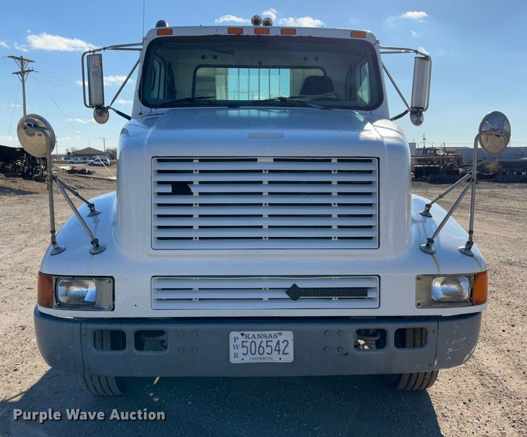 image for item JD9797 1996 International 8200  semi truck