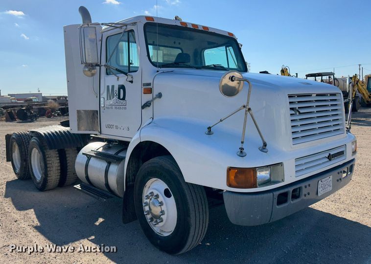 image for item JD9797 1996 International 8200  semi truck