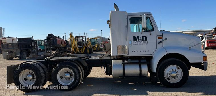 image for item JD9797 1996 International 8200  semi truck