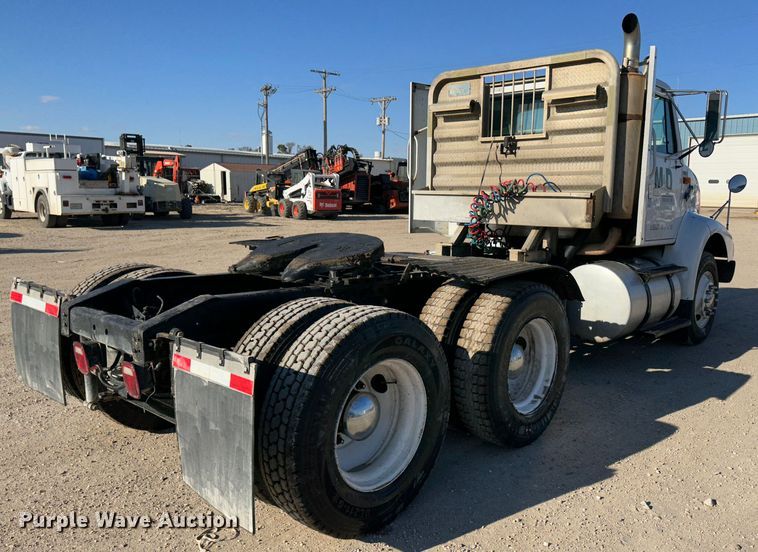 image for item JD9797 1996 International 8200  semi truck