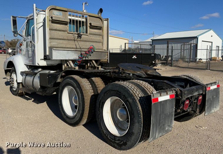 image for item JD9797 1996 International 8200  semi truck