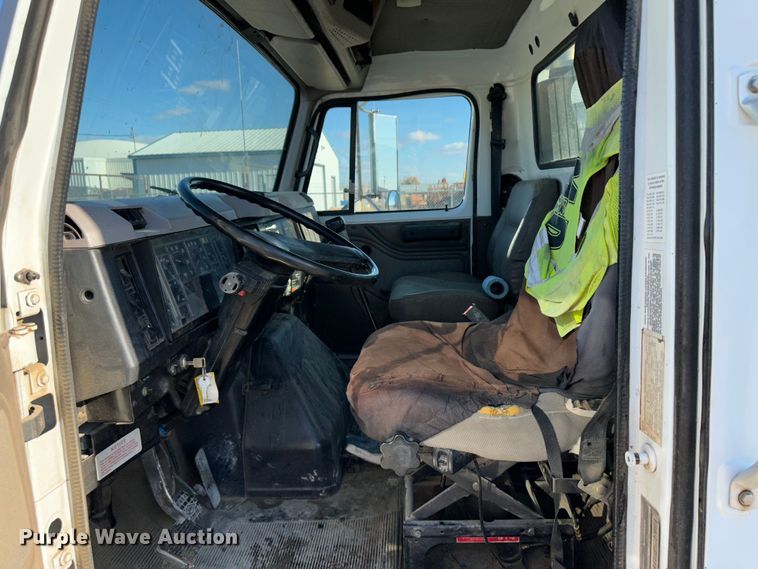 image for item JD9797 1996 International 8200  semi truck