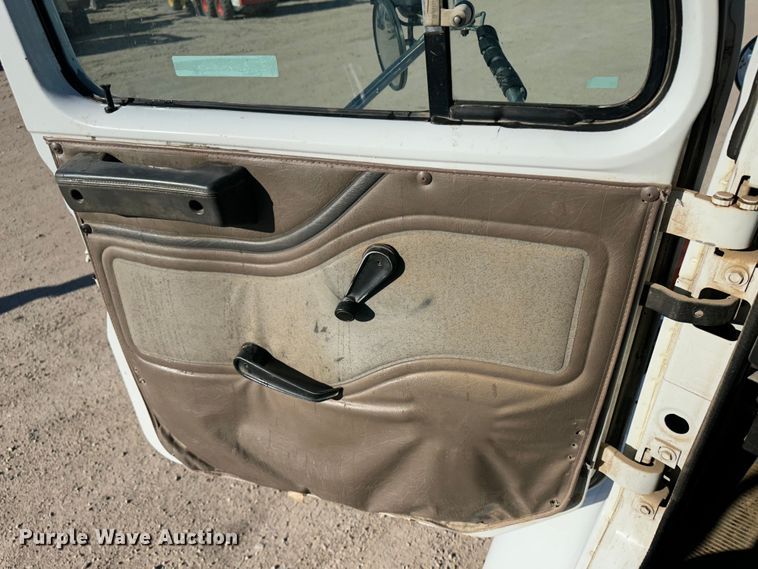 image for item JD9797 1996 International 8200  semi truck