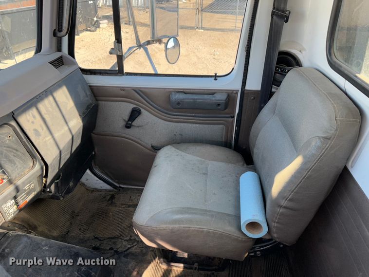 image for item JD9797 1996 International 8200  semi truck