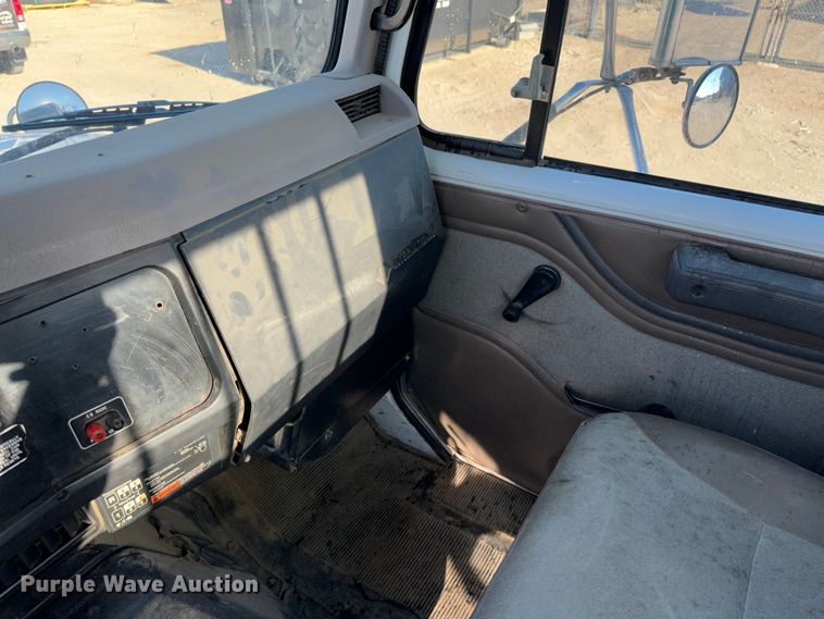 image for item JD9797 1996 International 8200  semi truck