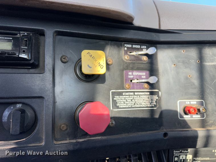 image for item JD9797 1996 International 8200  semi truck