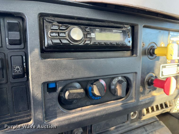 image for item JD9797 1996 International 8200  semi truck