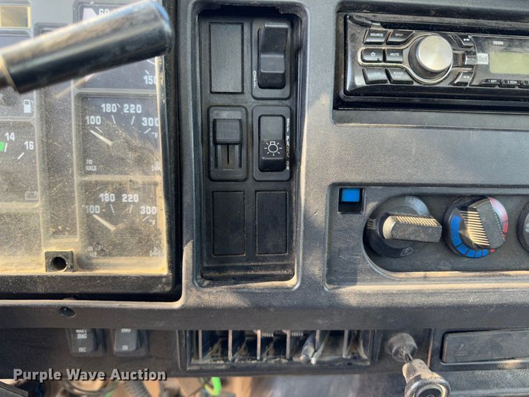 image for item JD9797 1996 International 8200  semi truck