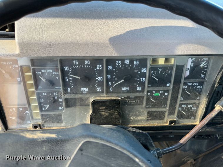 image for item JD9797 1996 International 8200  semi truck