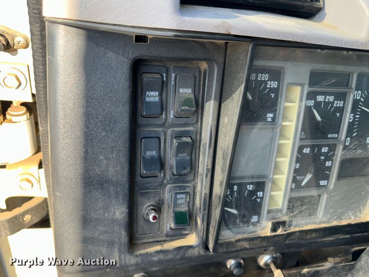 image for item JD9797 1996 International 8200  semi truck