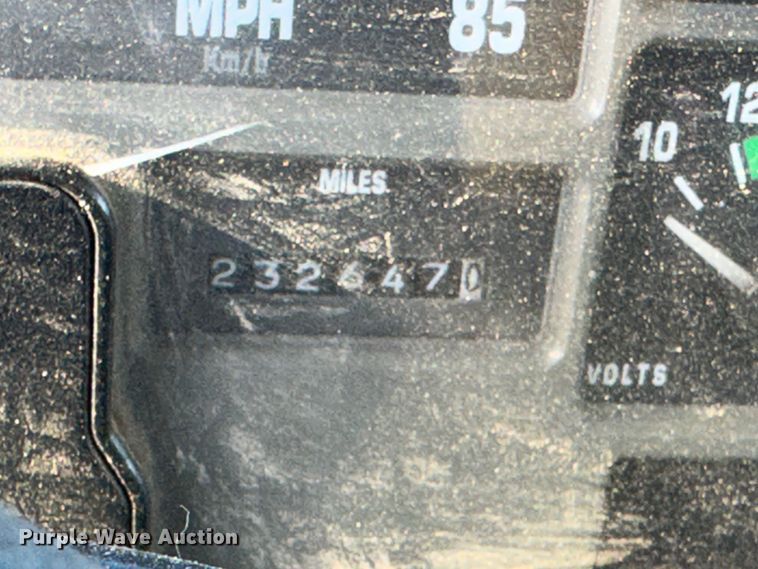 image for item JD9797 1996 International 8200  semi truck