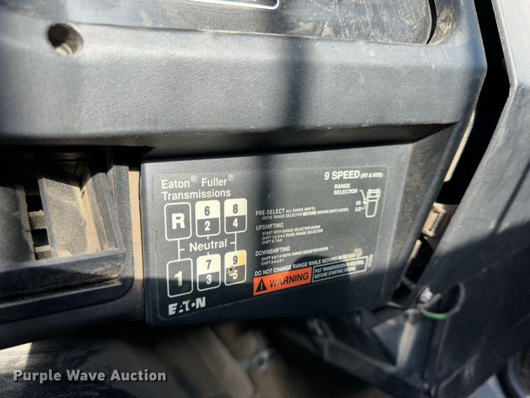 image for item JD9797 1996 International 8200  semi truck