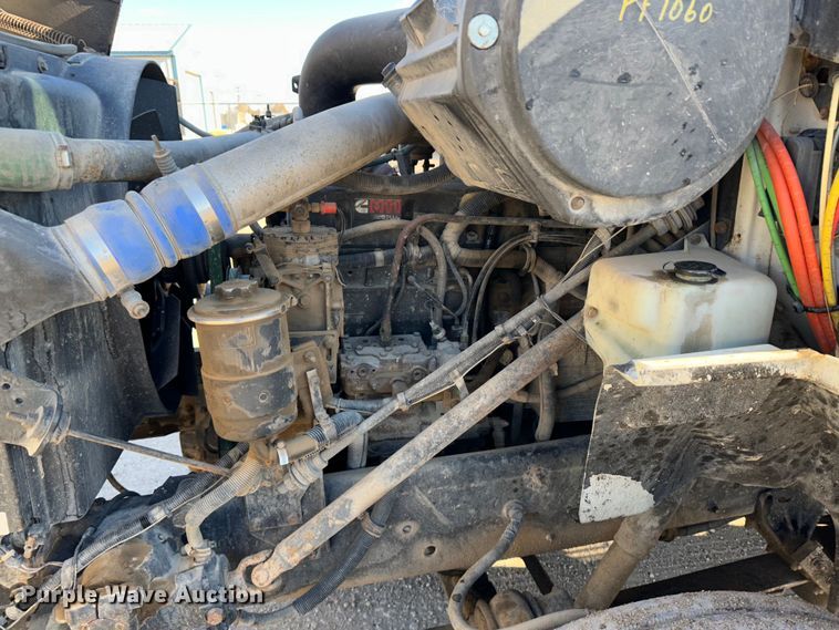 image for item JD9797 1996 International 8200  semi truck