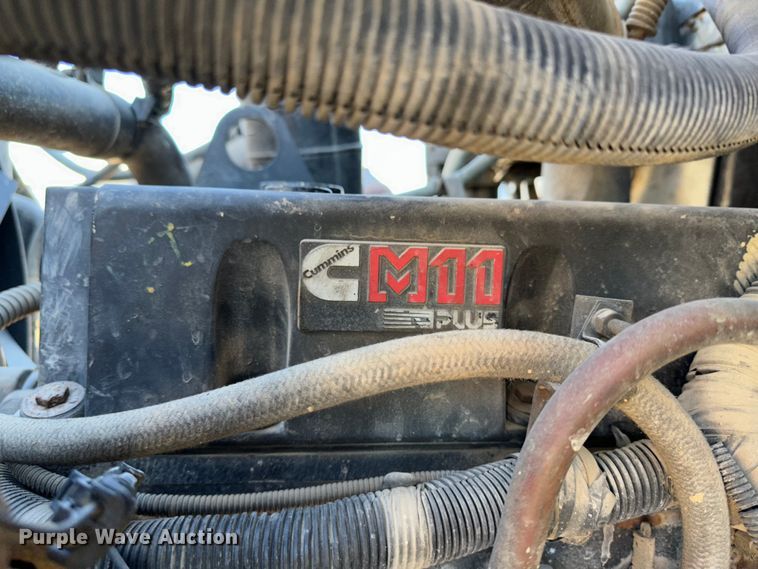 image for item JD9797 1996 International 8200  semi truck