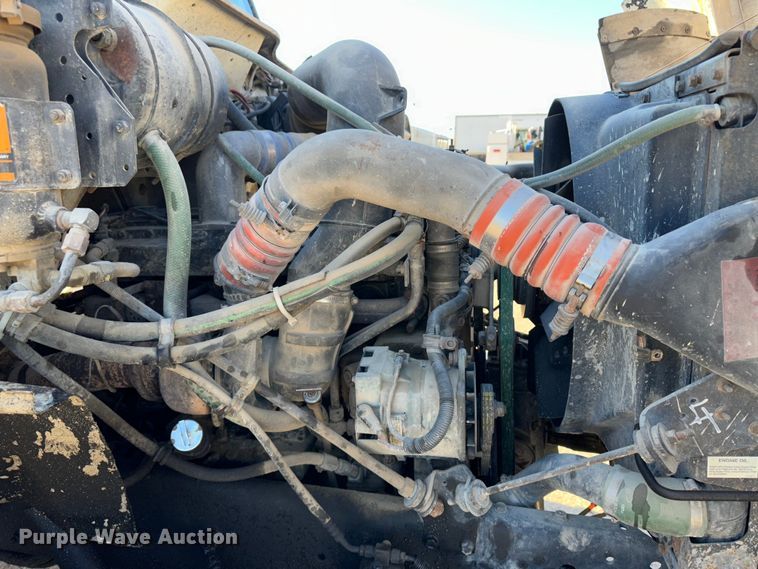 image for item JD9797 1996 International 8200  semi truck