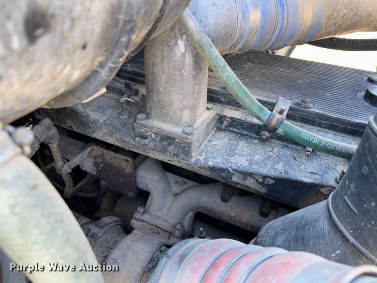 image for item JD9797 1996 International 8200  semi truck