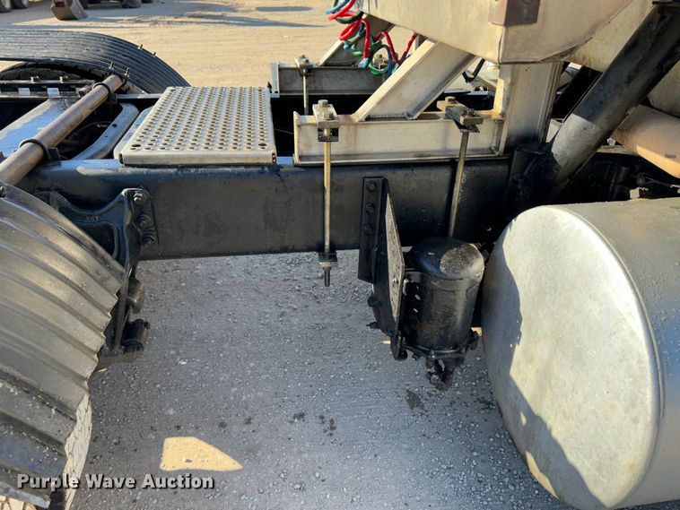 image for item JD9797 1996 International 8200  semi truck