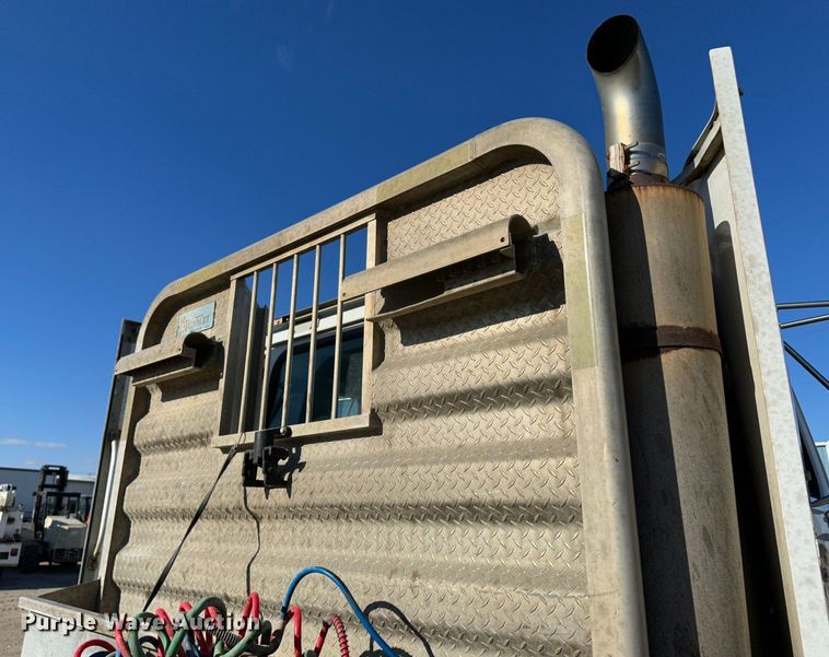 image for item JD9797 1996 International 8200  semi truck