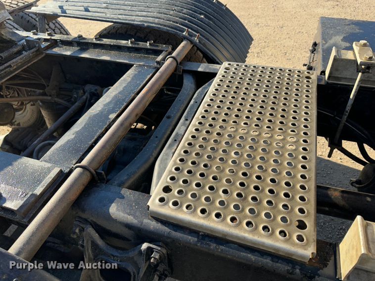 image for item JD9797 1996 International 8200  semi truck