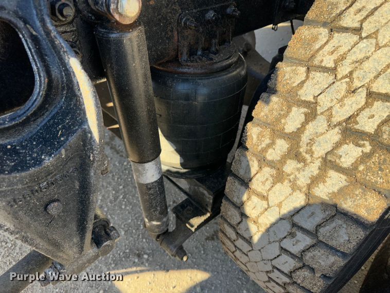 image for item JD9797 1996 International 8200  semi truck