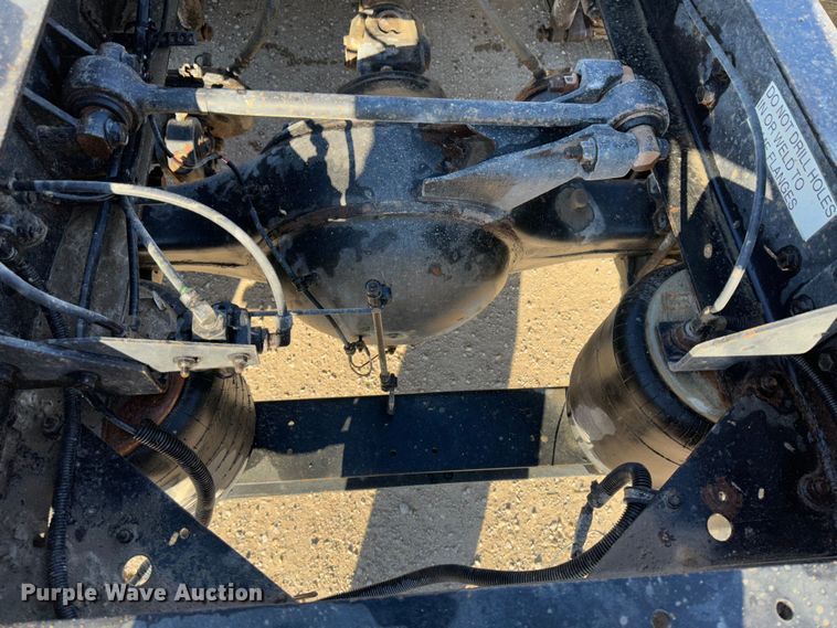 image for item JD9797 1996 International 8200  semi truck