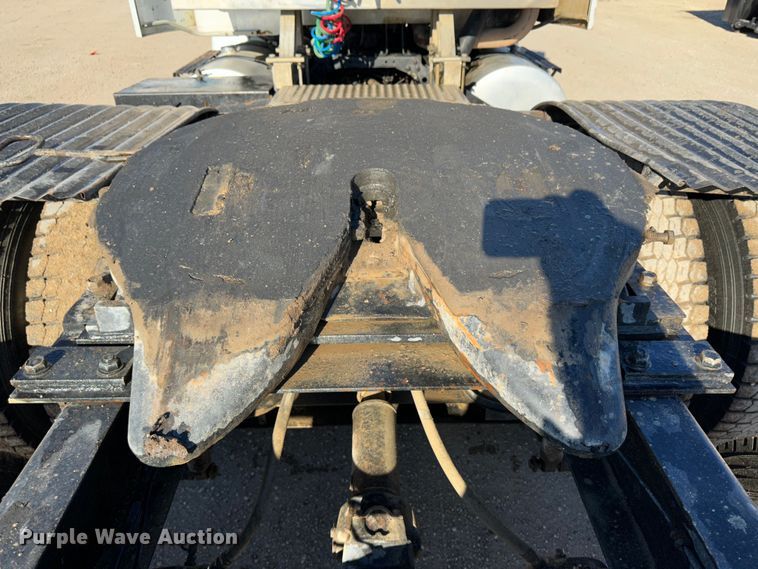 image for item JD9797 1996 International 8200  semi truck