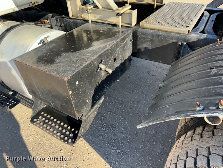 image for item JD9797 1996 International 8200  semi truck