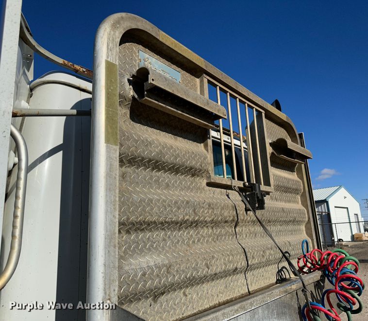 image for item JD9797 1996 International 8200  semi truck