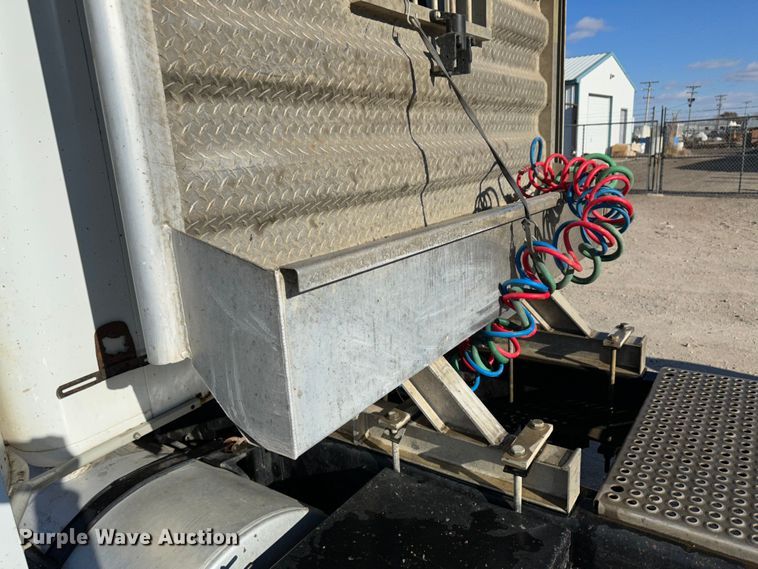 image for item JD9797 1996 International 8200  semi truck