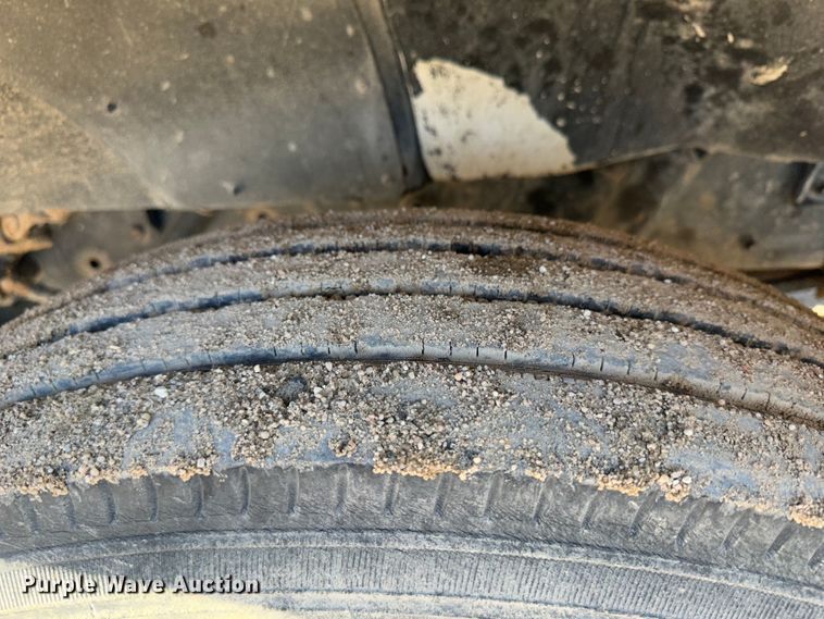 image for item JD9797 1996 International 8200  semi truck