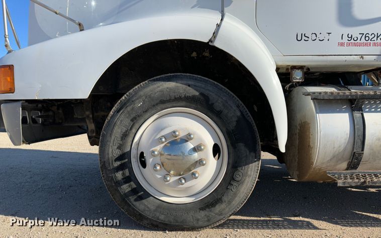 image for item JD9797 1996 International 8200  semi truck