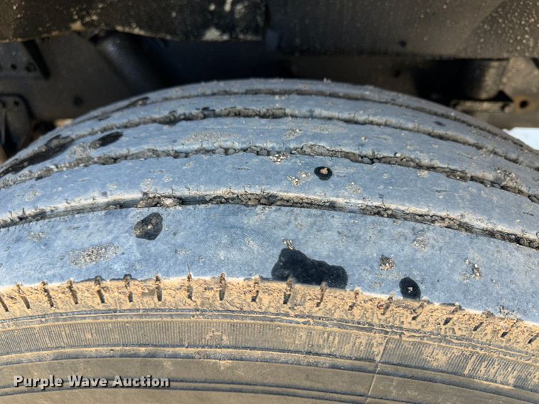 image for item JD9797 1996 International 8200  semi truck