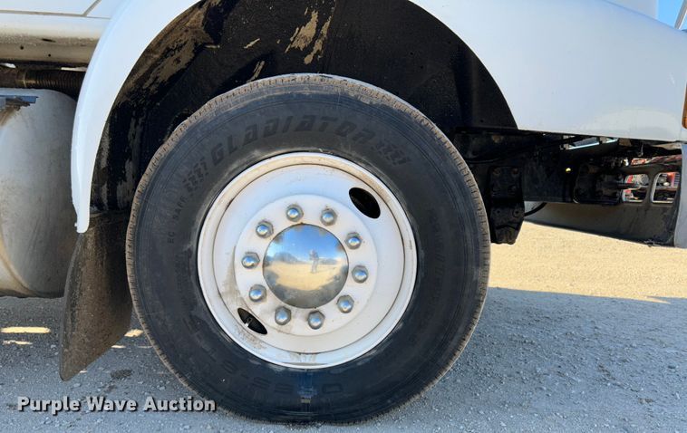 image for item JD9797 1996 International 8200  semi truck