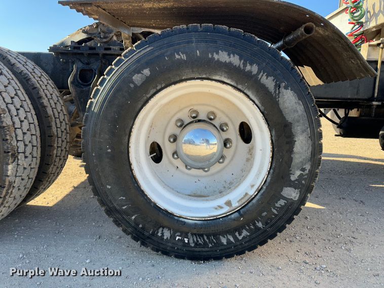 image for item JD9797 1996 International 8200  semi truck