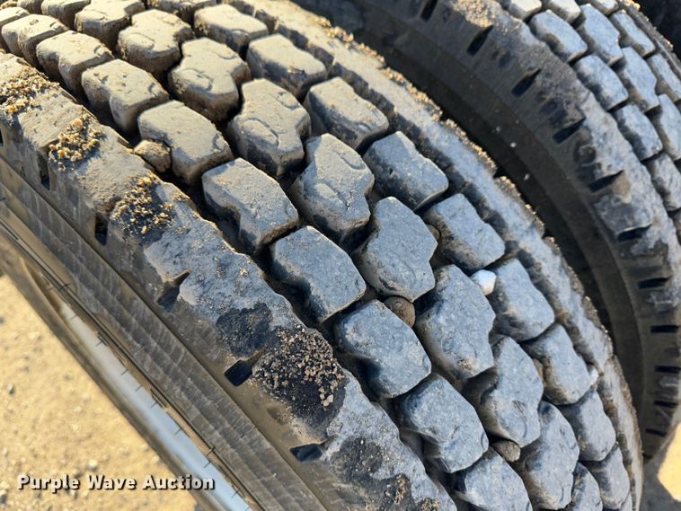 image for item JD9797 1996 International 8200  semi truck