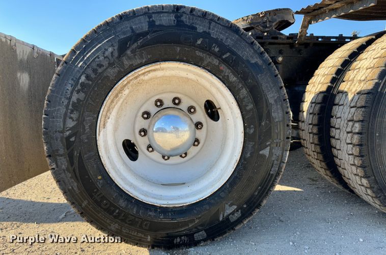 image for item JD9797 1996 International 8200  semi truck