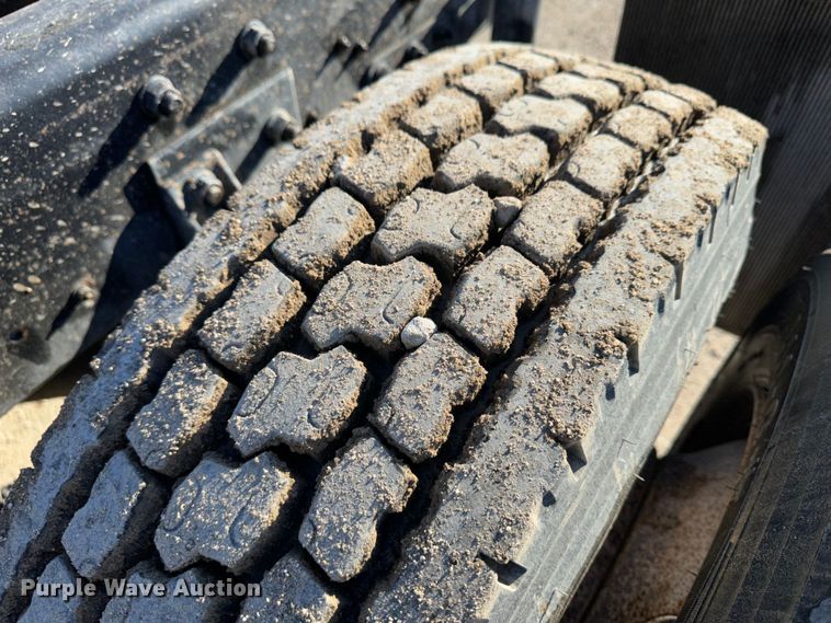 image for item JD9797 1996 International 8200  semi truck