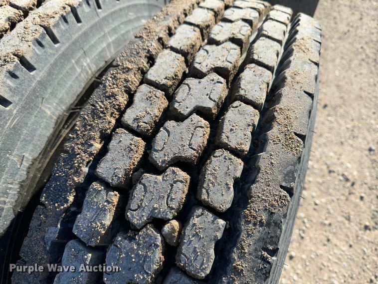 image for item JD9797 1996 International 8200  semi truck