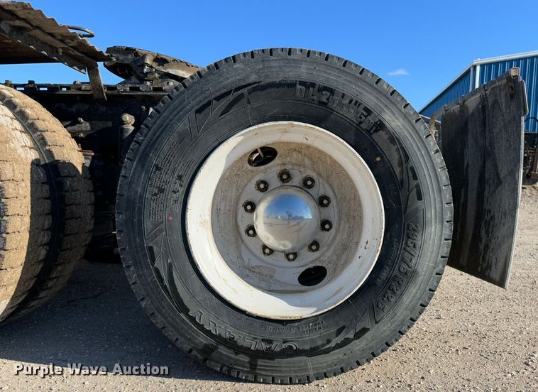 image for item JD9797 1996 International 8200  semi truck