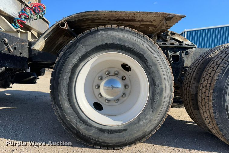 image for item JD9797 1996 International 8200  semi truck