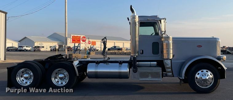 image for item JL9743 2009 Peterbilt 389  semi truck
