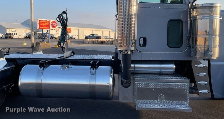 image for item JL9743 2009 Peterbilt 389  semi truck